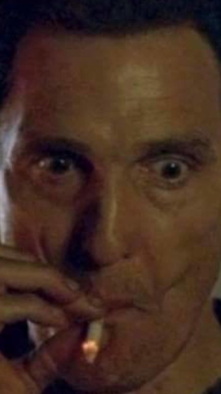 Курящий чел удивляется