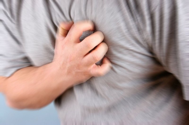 Мужчина хватается за сердце