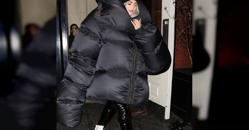 Негр в огромной куртке