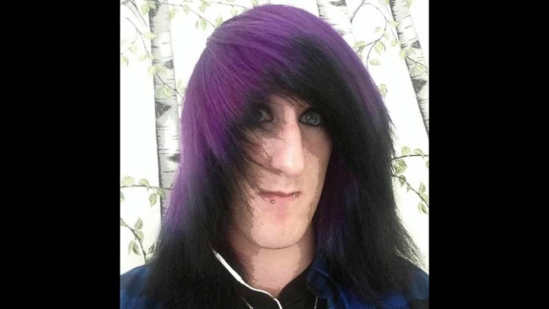 Парень с фиолетовыми волосами