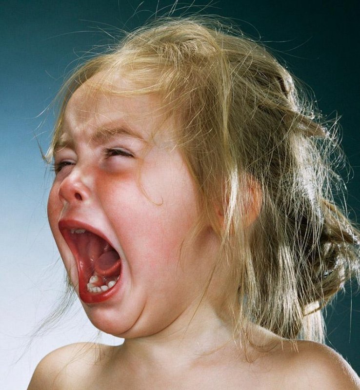 Девочка плачет
