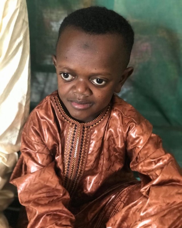 Маленький темнокожий мальчик