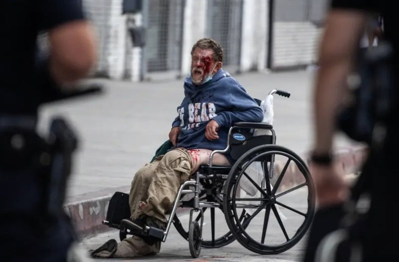 Дед на инвалидной коляске