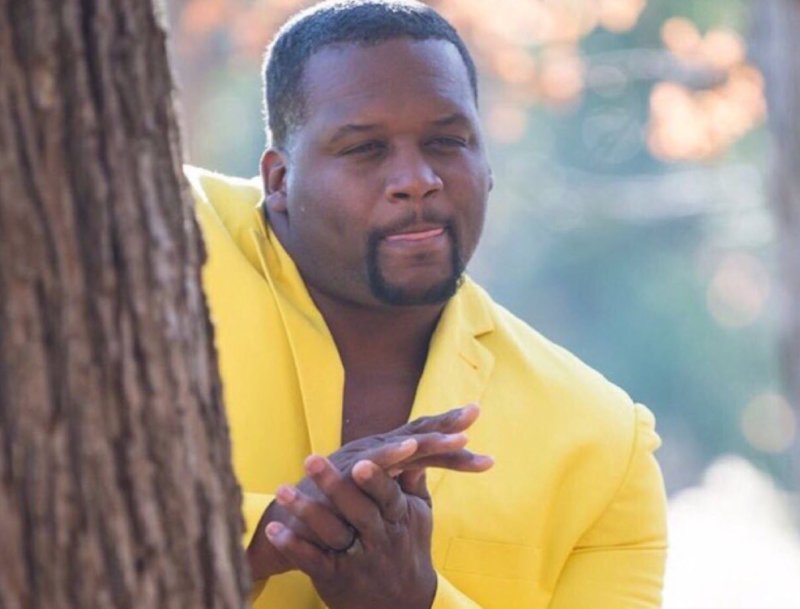 Негр в желтой футболке