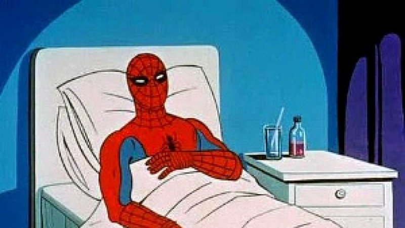 Человек паук лежит