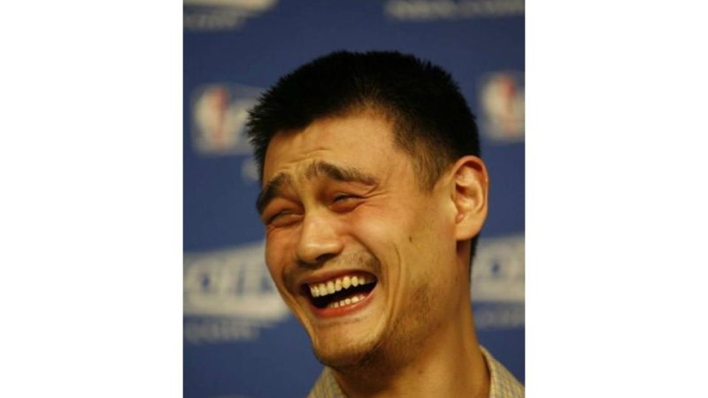 Яо мин смеется