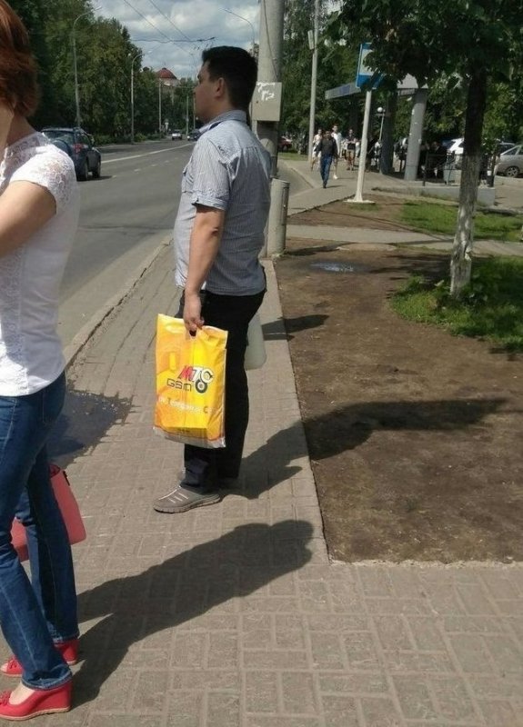 Парень с пакетами