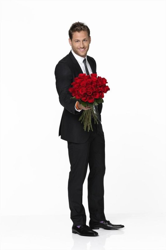 Парень с букетом цветов