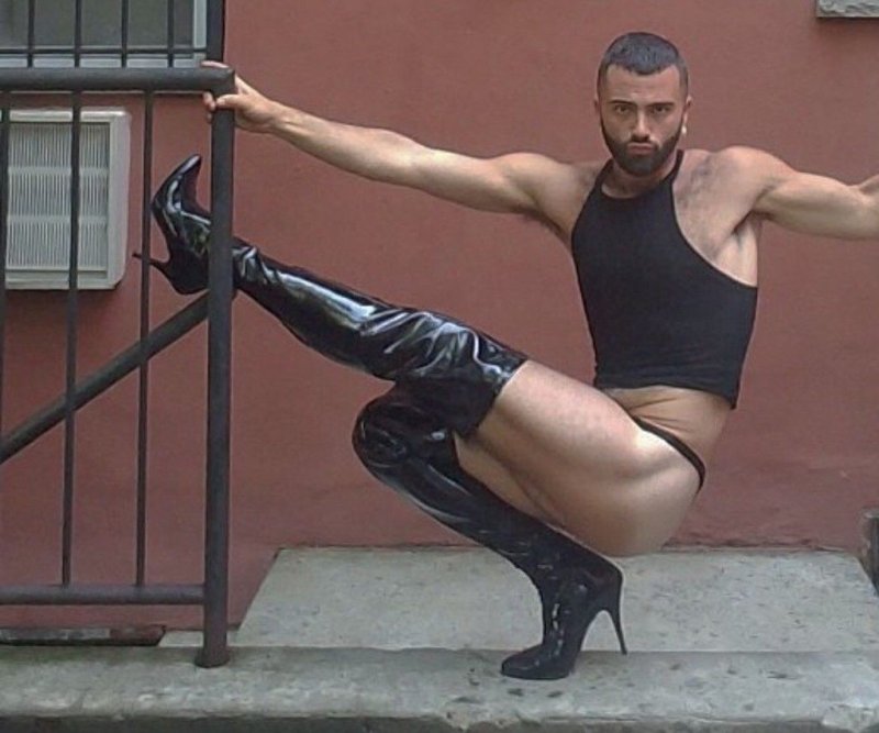 Мужчина на шпильках