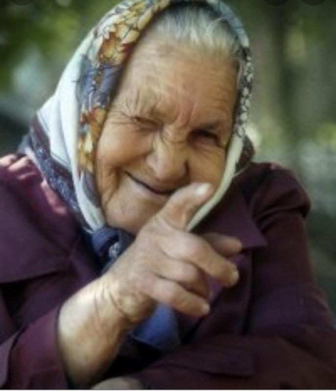 Старушка смеется