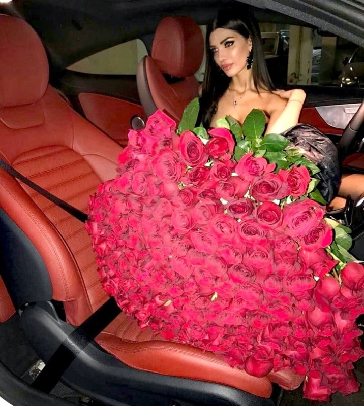 Девушка с букетом роз