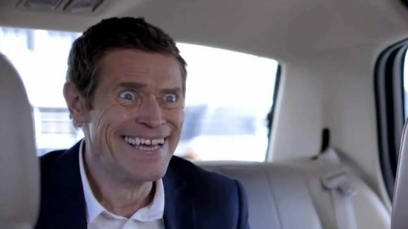 Уильям Дефо улыбка в машине