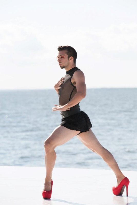 Мужчина в платье и на шпильках