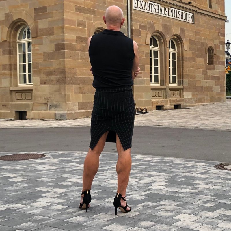 Мужчина в платье