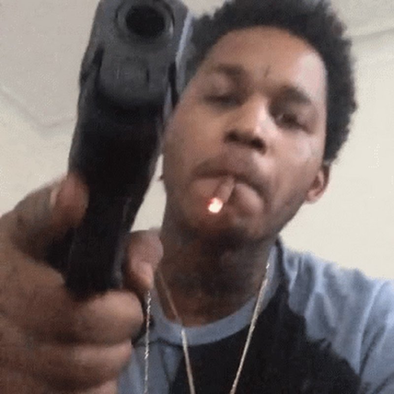 Нигер с пистолетом