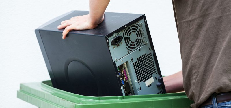 Ноутбук в мусорке