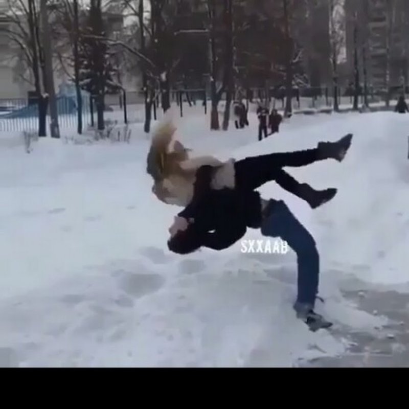 Девушка в сугробе