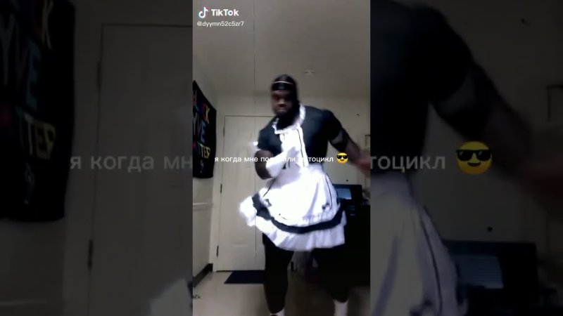 Негр в костюме горничной