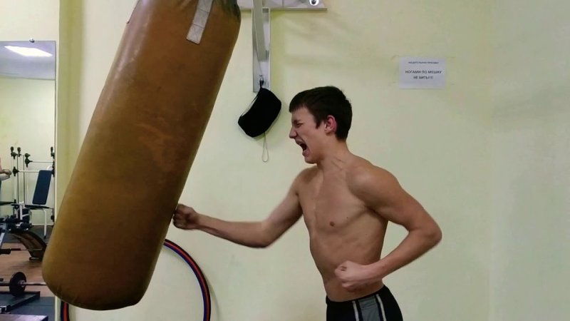 Мужик бьет грушу