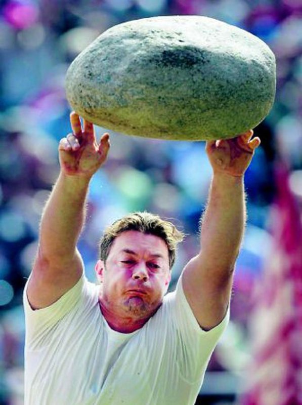 Кидает камень в огород