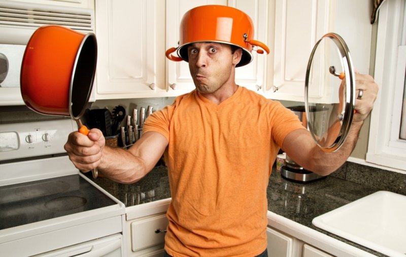 Мужчина с кастрюлей