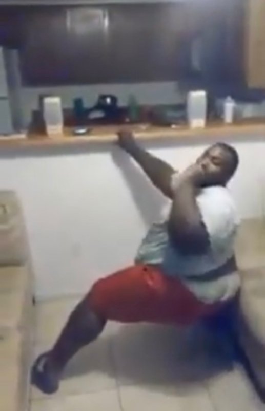 Негр тверкает Мем