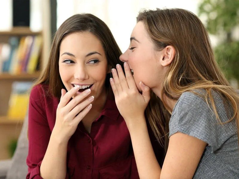 Женщины сплетничают