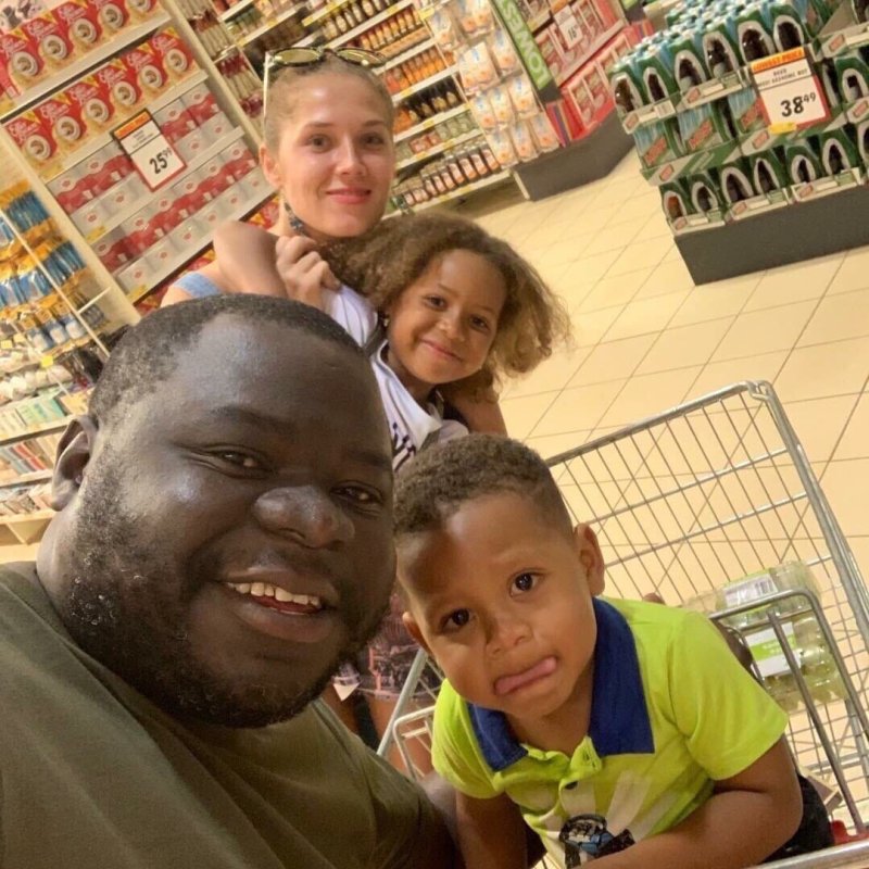 Девушка и африканцы