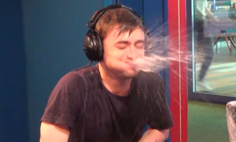 Дэниел Рэдклифф смеется