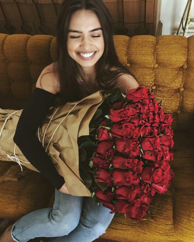 Девушка с букетом роз