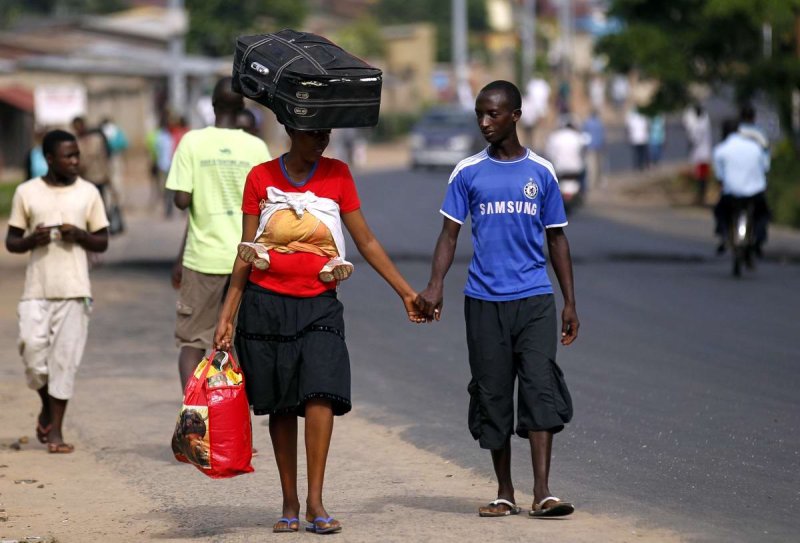 Африканская женщина несет на голове