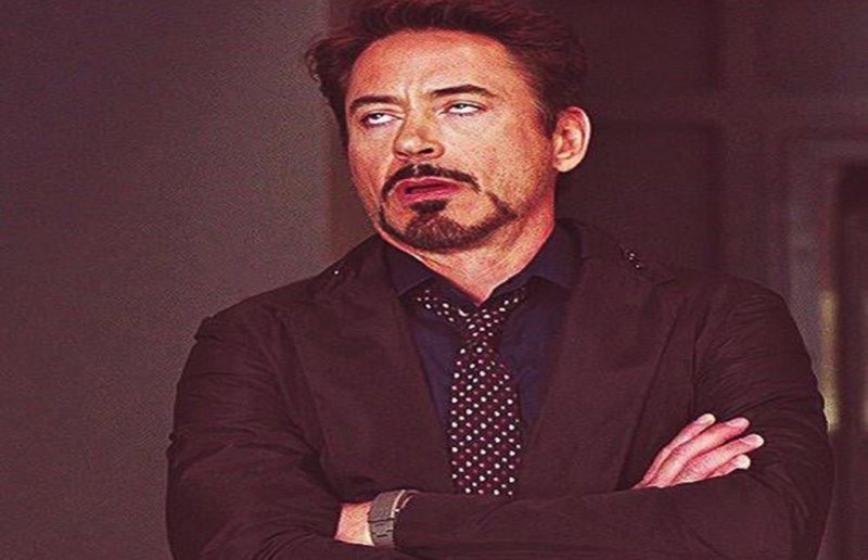 Роберт Дауни закатывает глаза