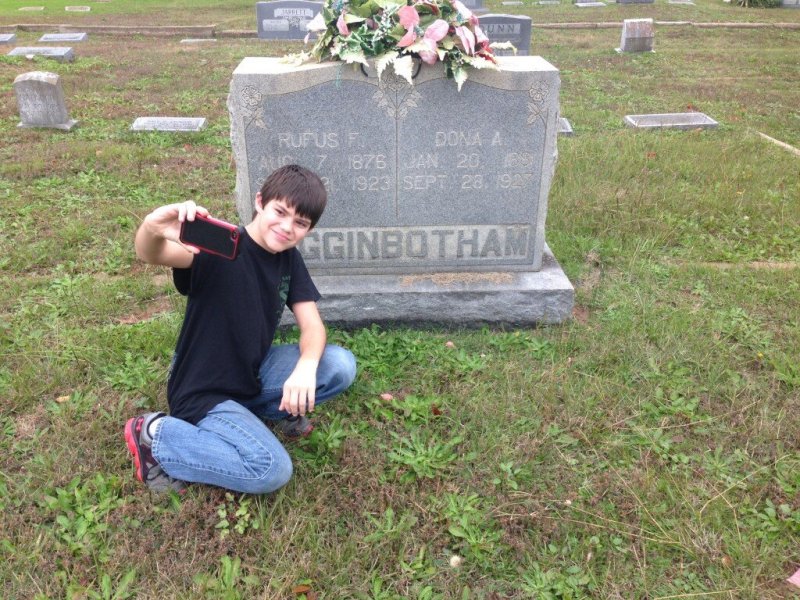 Парень возле могилы