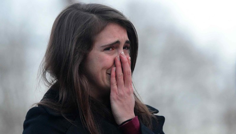 Девушка плачет от радости