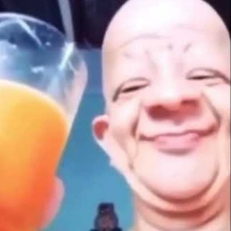 Лысый мужик пьет сок Мем