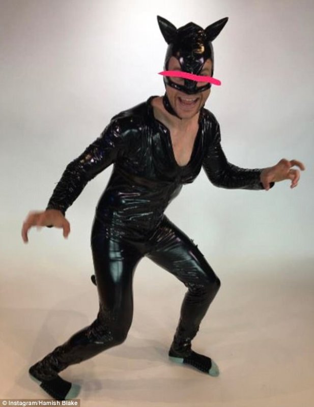 Парень в костюме кошечки