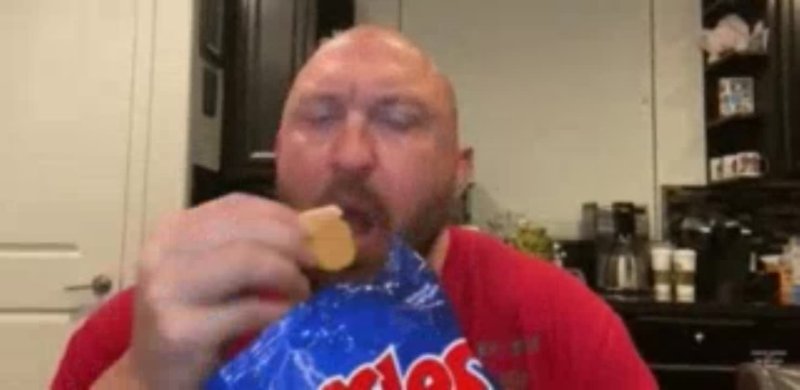 Лысый ест чипсы