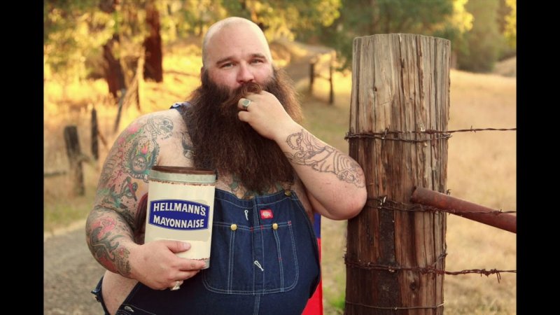 Толстый мужик с бородой