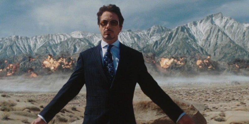 Человек на фоне взрыва