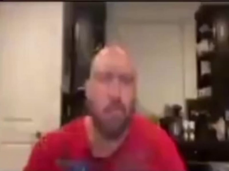 Лысый мужик ест чипсы и улыбается