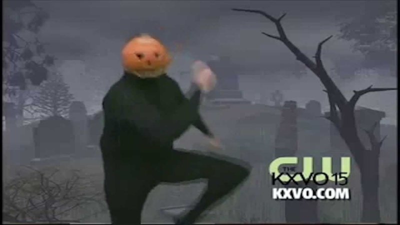 Танцующий человек с тыквой на голове