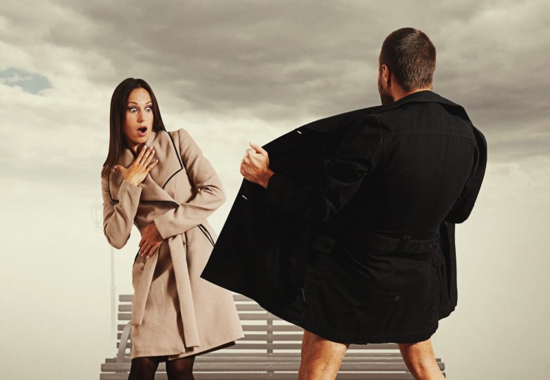 Перед Оксаной в темном парке Олег распахивает плащ