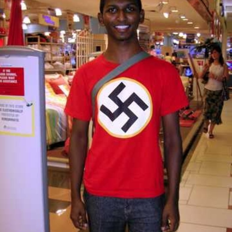 Индус в футболке со свастикой