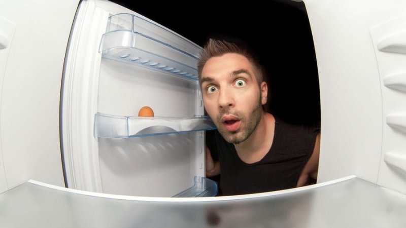 Мужик заглядывает в холодильник