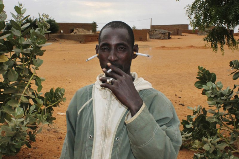 Негр с косяком