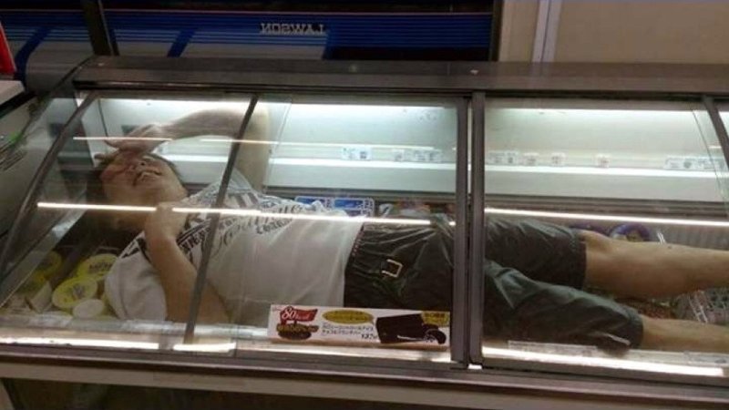 Мужчина у холодильника