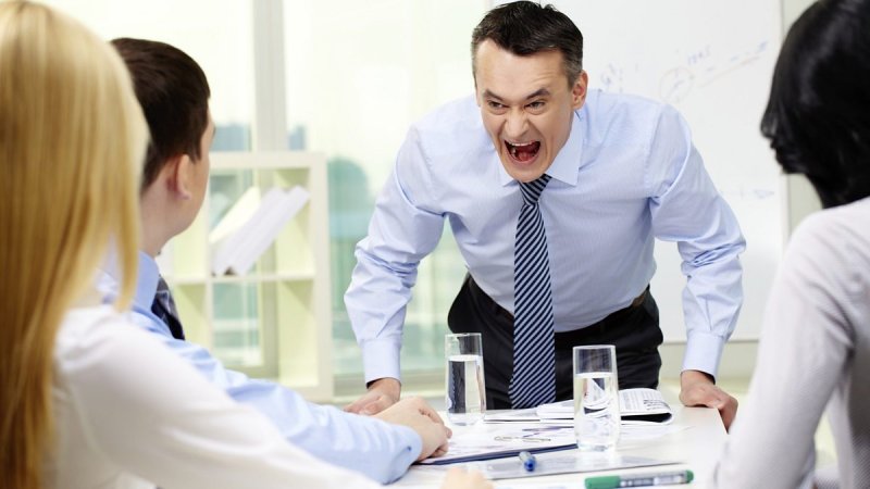 Руководитель орет на подчиненных