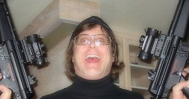 Смешной человек с пистолетом