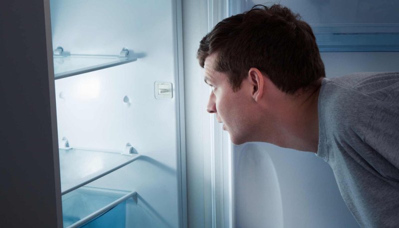 Открывает холодильник