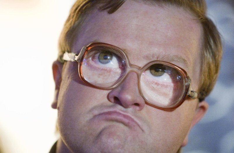 Люди в очках с толстыми линзами